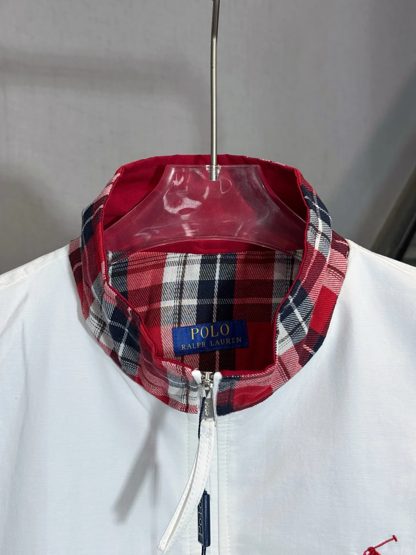 P320 model number: HE366 Ralph Lauren-Ralph Lauren old money style red plaid color block zipper jacket. The fabric is made of pure cotton breathable striped fabric. The upper body is comfortable and stylish, and feels silky and silky. The collar is made of red canvas plaid, and the horse riding warrior figure on the chest is made of high-density embroidery. The upper body is absolutely versatile, and the old money style style can be controlled casually. It is made by a large factory and has the original original label. It has three complete labels. You can buy it with confidence.  Color: Black/White Size: S M L XL